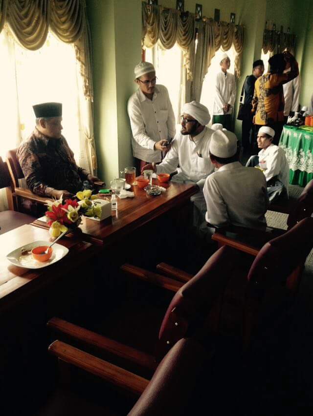 Foto pertemuan antara Habib Taufiq Assegaf dengan Kiai Said saat istirahat sholat dan makan siang sehabis acara Seminar 
