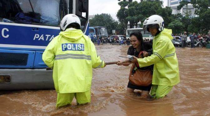 Polisi menolong korban banjir