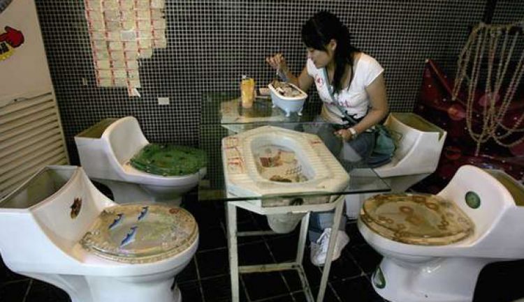 750xauto-ada-ada-saja-kafe-ini-hadirkan-sensasi-makan-di-toilet-150326a