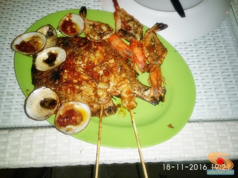 Makan malam ngincipi menu Sea Food di Pantai Jimbaran, Bali 2016